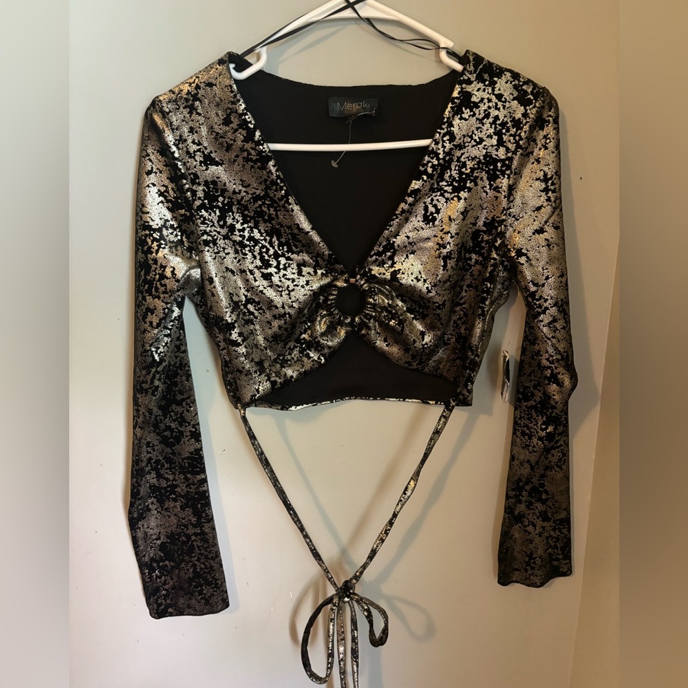 Black long sleeve crop top.